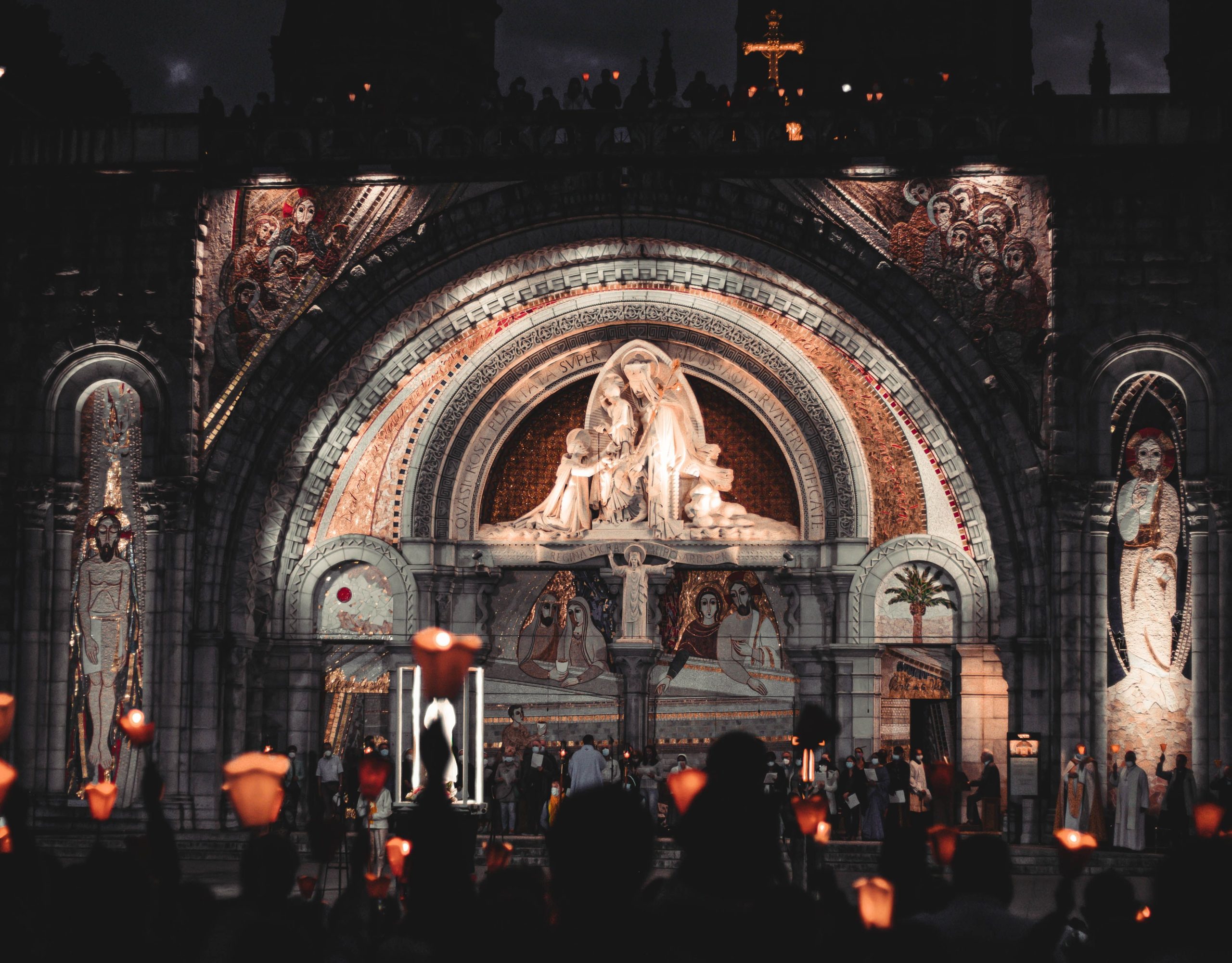 Veillée nocturne illuminée aux chandelles à Lourdes