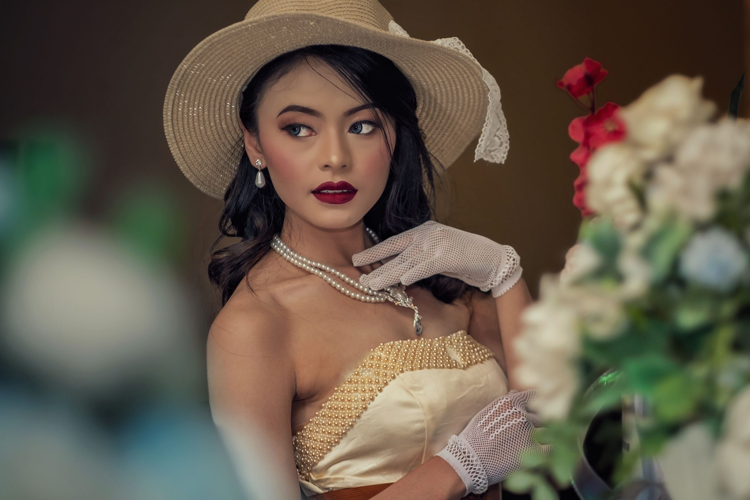 Femme stylisée en tenue vintage avec chapeau perles